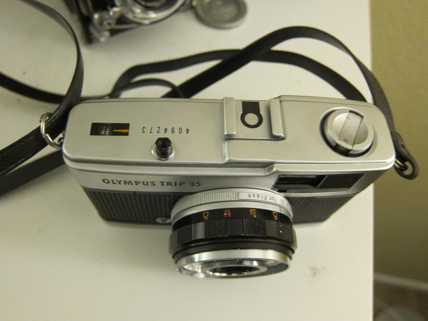 OLYMPUS Trip 35mm Film Point & Shoot Camera Half Frame (Renewed)