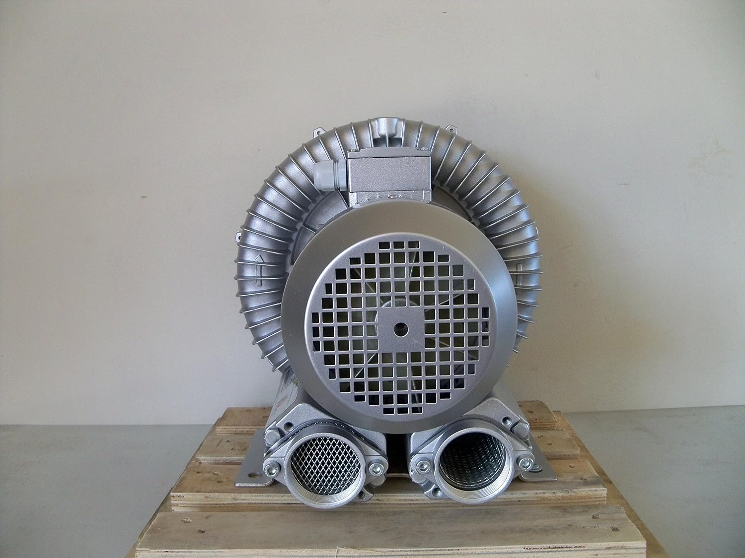 3.4 Hp Regenerative Blower 220V-480V/3Phase, 150 CFM, 116'H2O Max Press. Goorui-USA GHBH 003 34 1R5