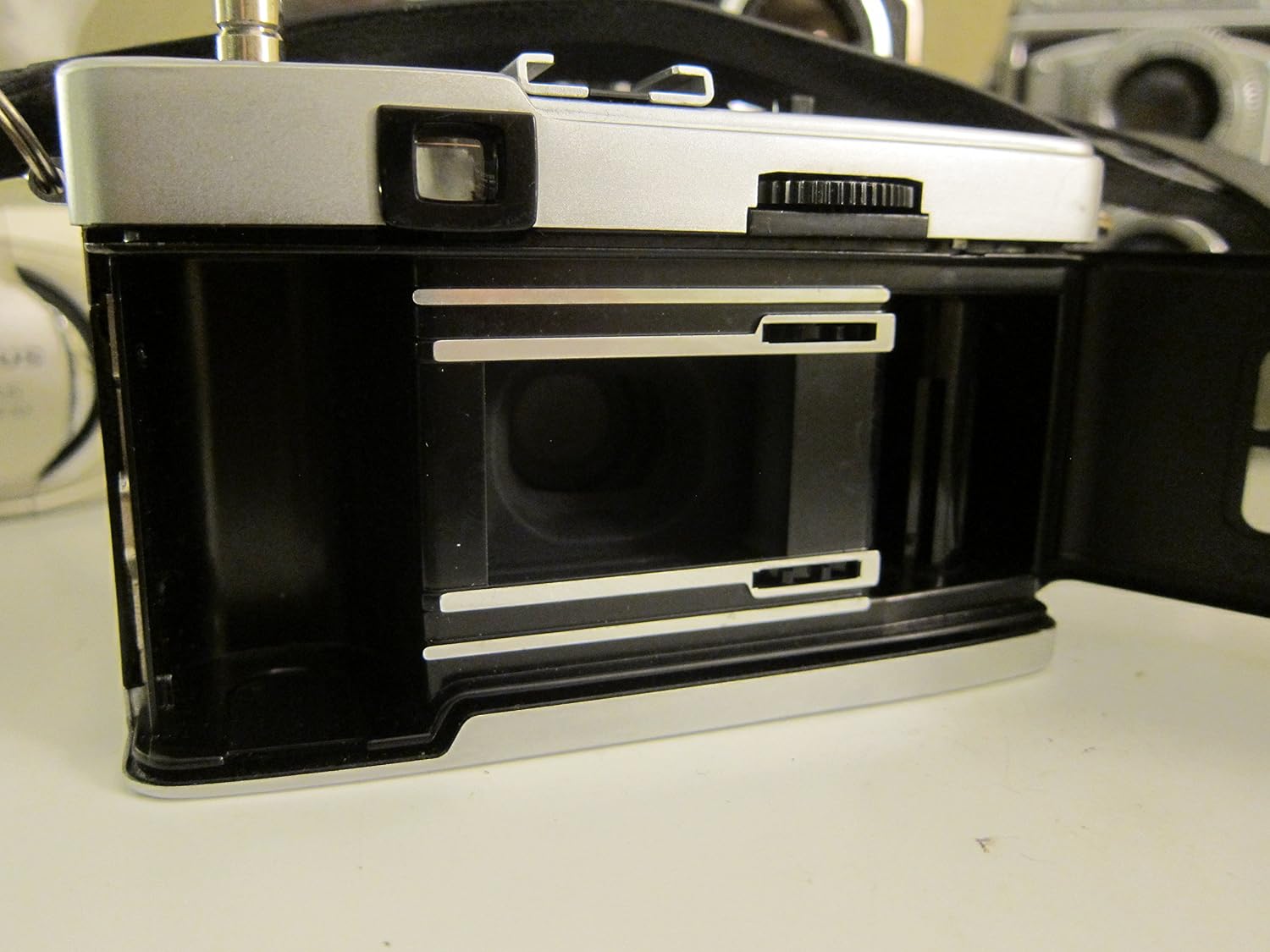 OLYMPUS Trip 35mm Film Point & Shoot Camera Half Frame (Renewed)